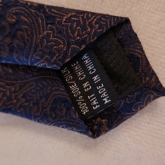 A Perry Ellis tie - Picture 3 of 4